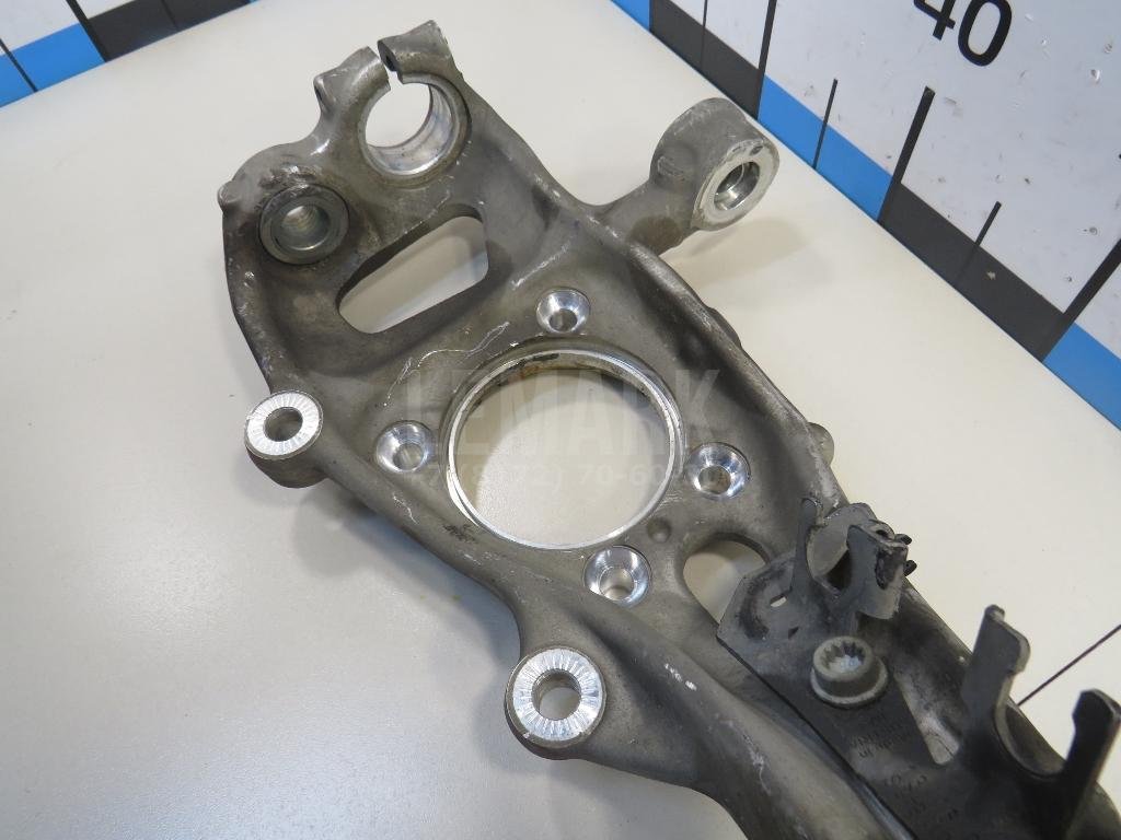 Кулак поворотный передний правый