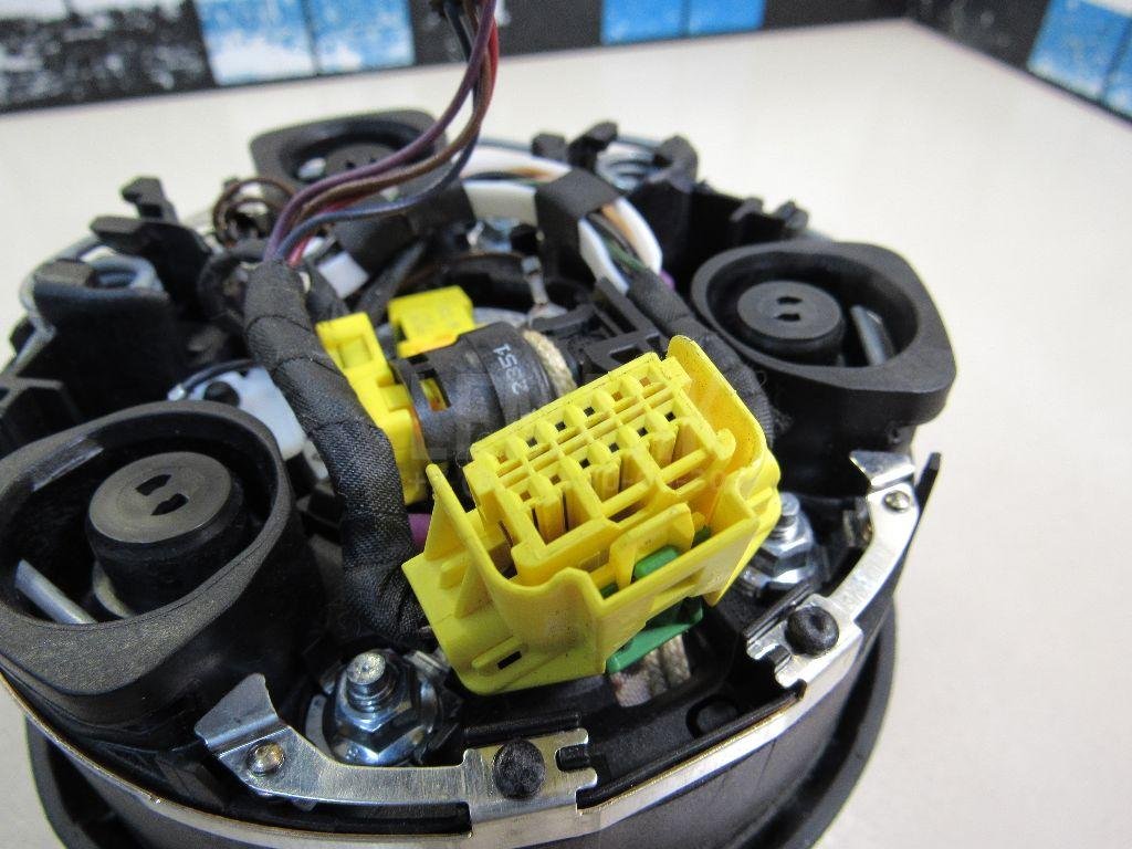 Подушка безопасности в рулевое колесо