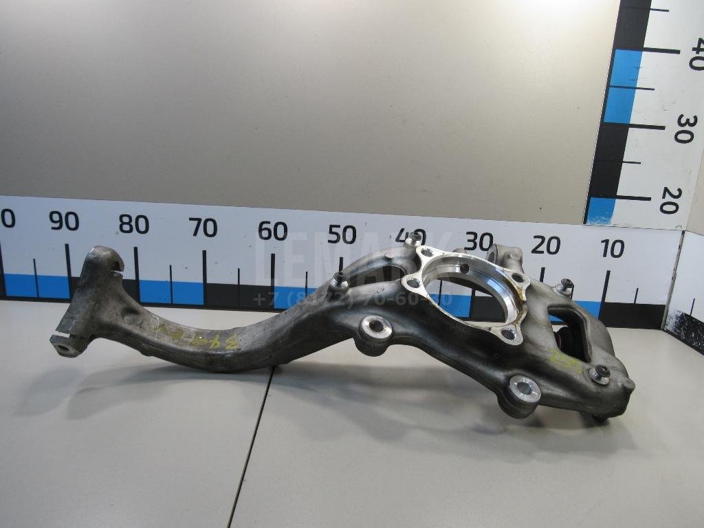 Кулак поворотный передний правый