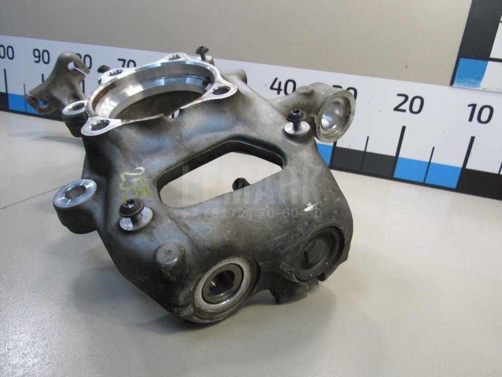 Кулак поворотный передний правый