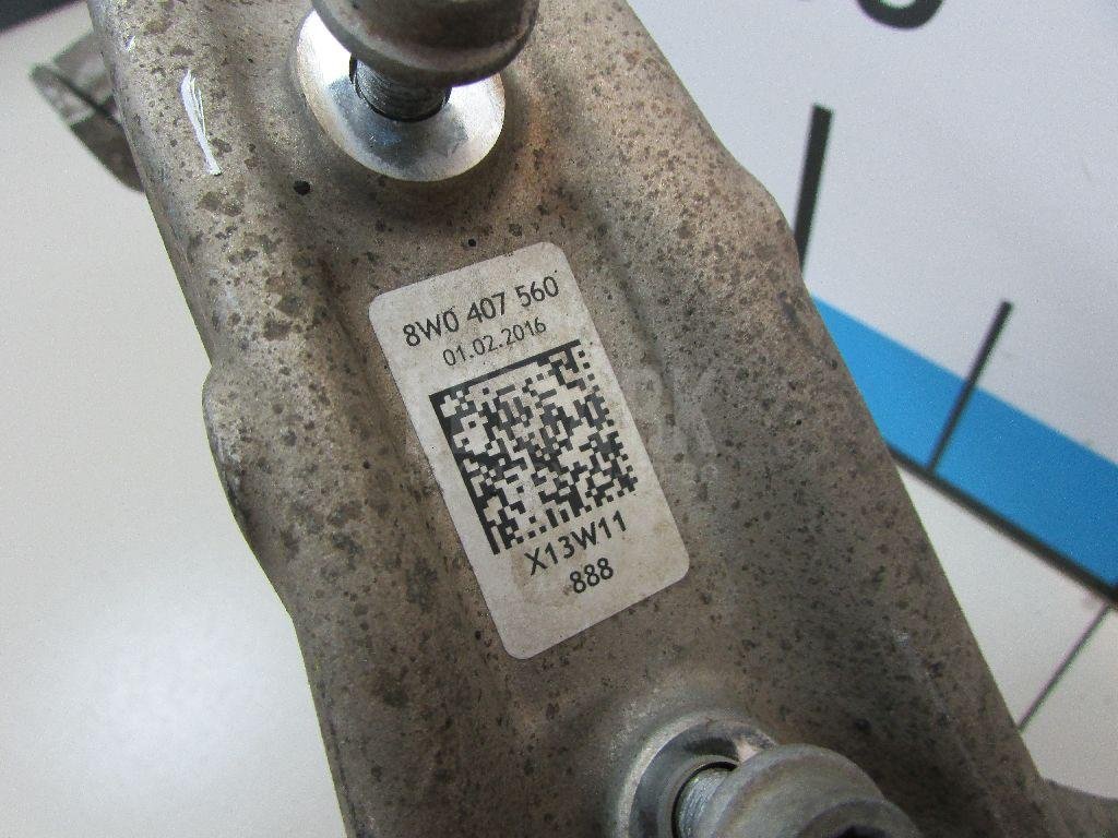 Кулак поворотный передний правый