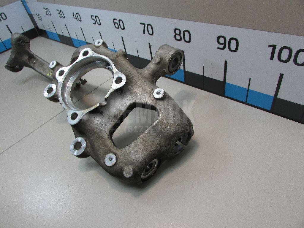 Кулак поворотный передний правый