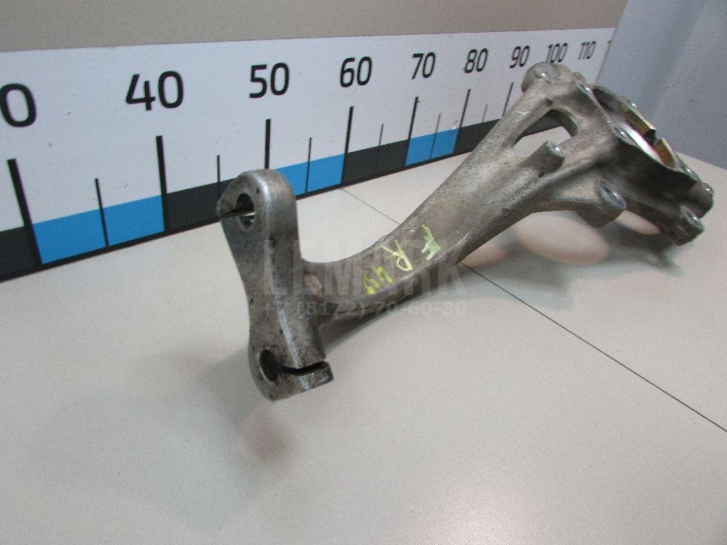 Кулак поворотный передний правый