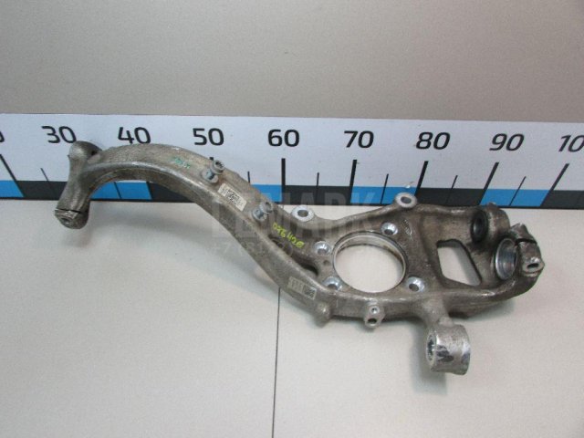 Кулак поворотный передний правый