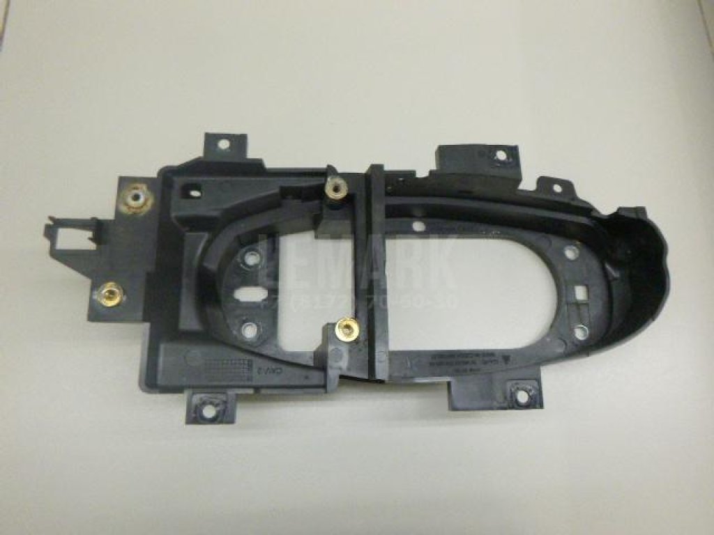 Кронштейн крепления подлокотника