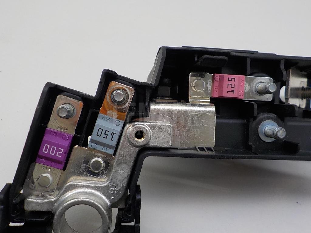 Клемма аккумулятора плюс