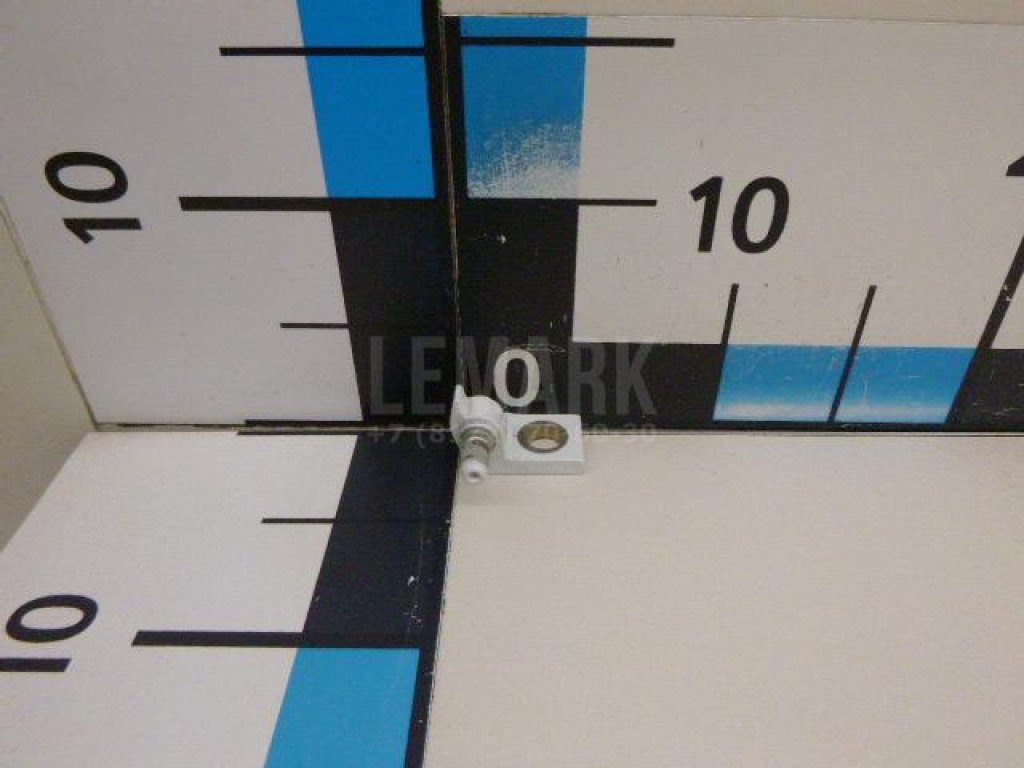 Петля двери