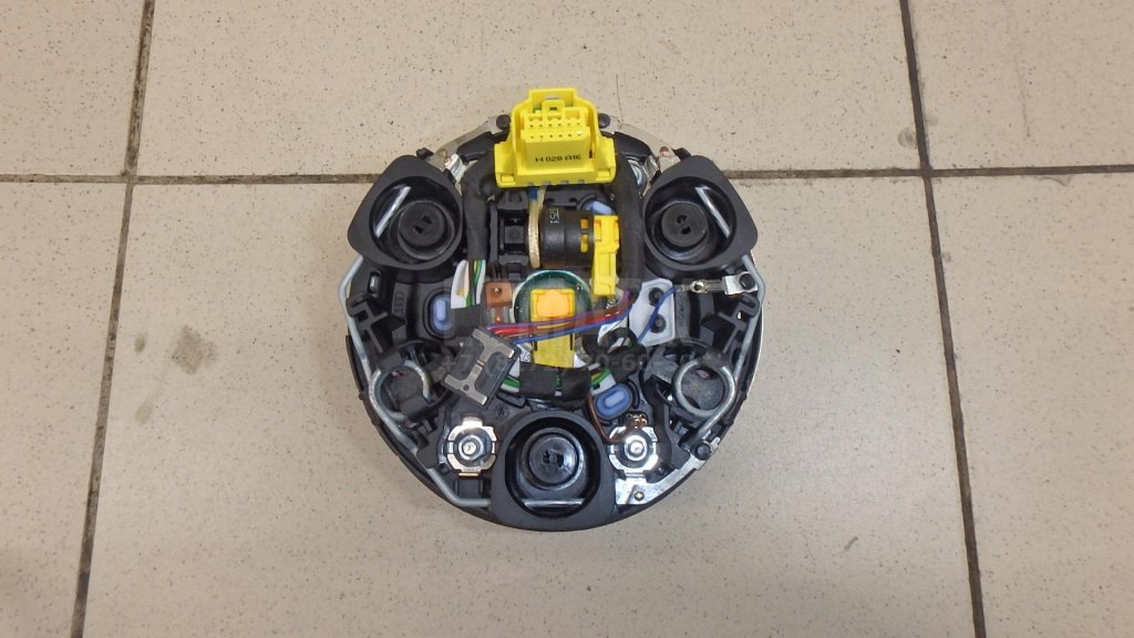 Подушка безопасности в рулевое колесо