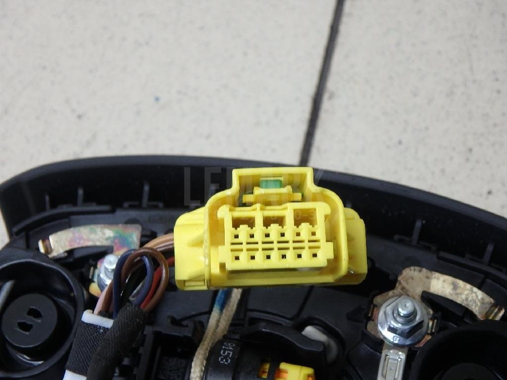 Подушка безопасности в рулевое колесо