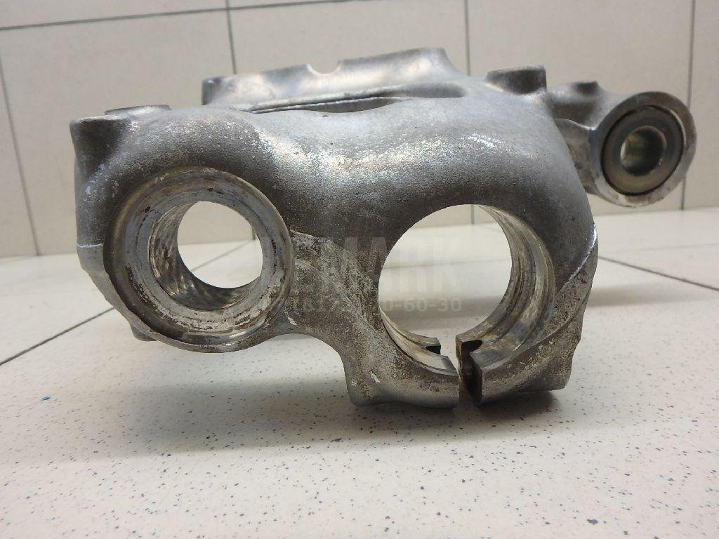 Кулак поворотный передний правый