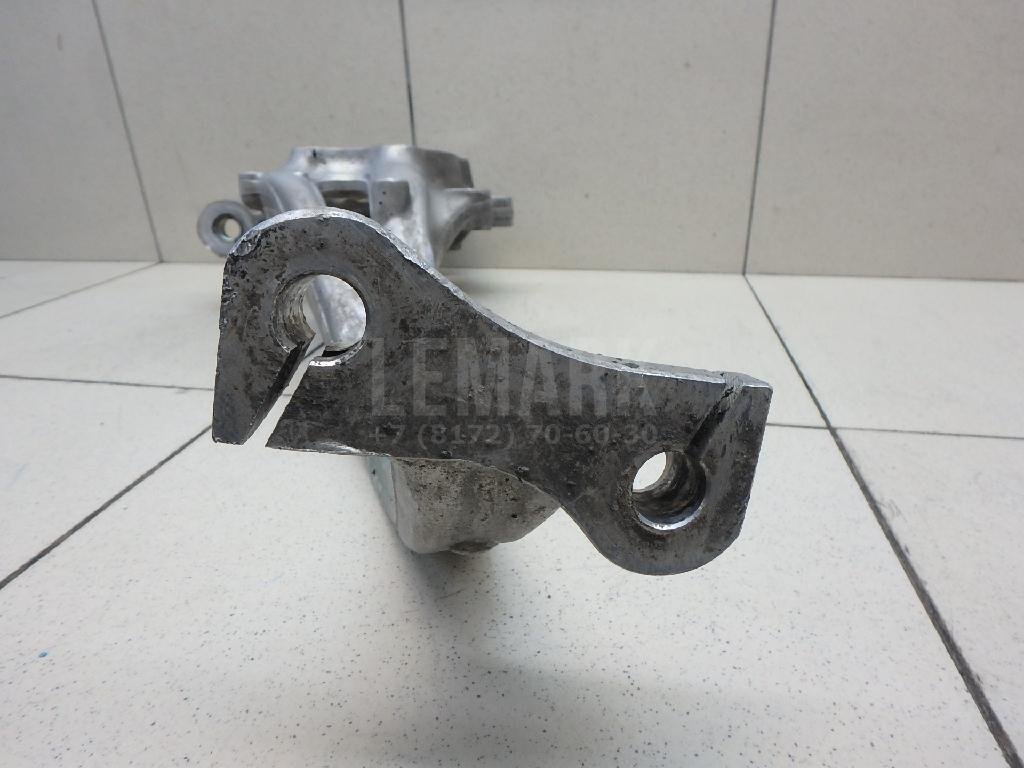 Кулак поворотный передний правый