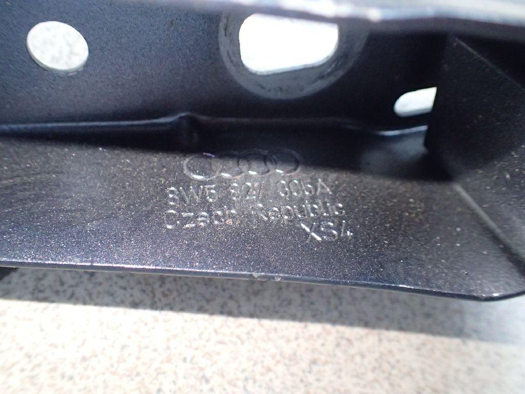 Петля крышки багажника