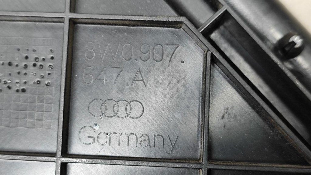 Кронштейн блока управления двигателем для  Audi 100 [C4] 1991-1994