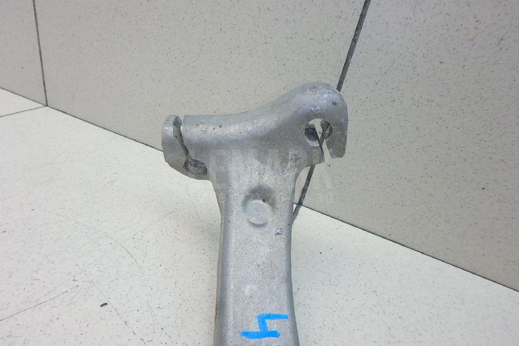 Кулак поворотный передний правый