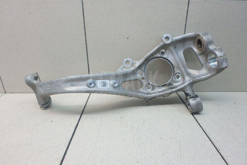 Кулак поворотный передний правый