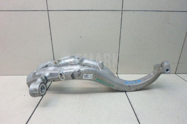 Кулак поворотный передний правый