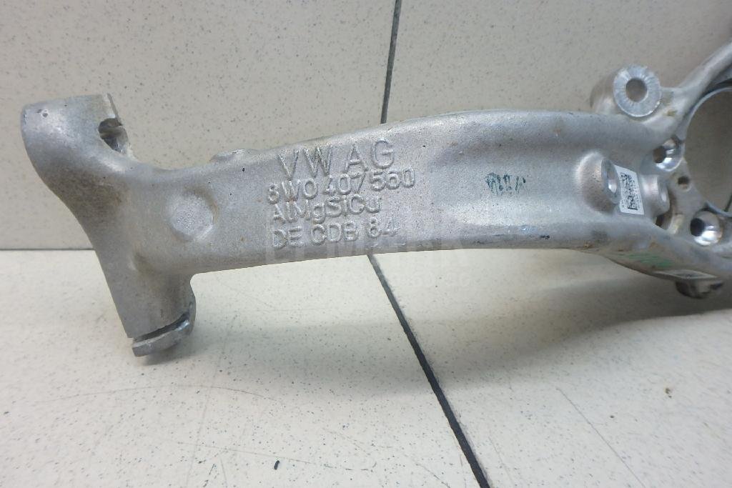 Кулак поворотный передний правый