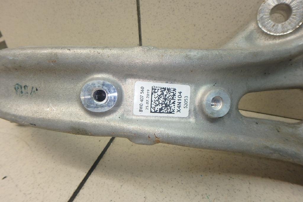 Кулак поворотный передний правый