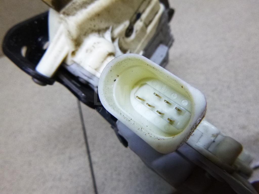 Замок двери передней правой