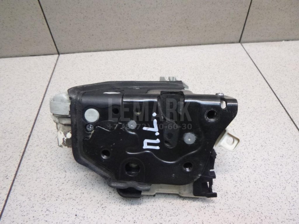 Замок двери передней левой