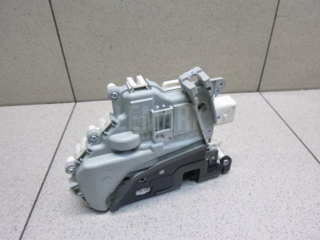 Замок двери передней левой