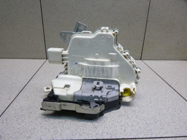 Замок двери передней левой