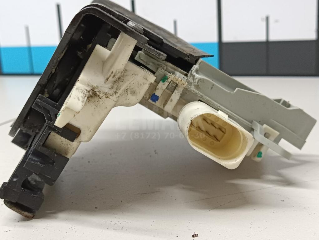 Замок двери передней левой