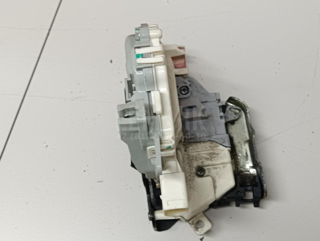 Замок двери передней левой