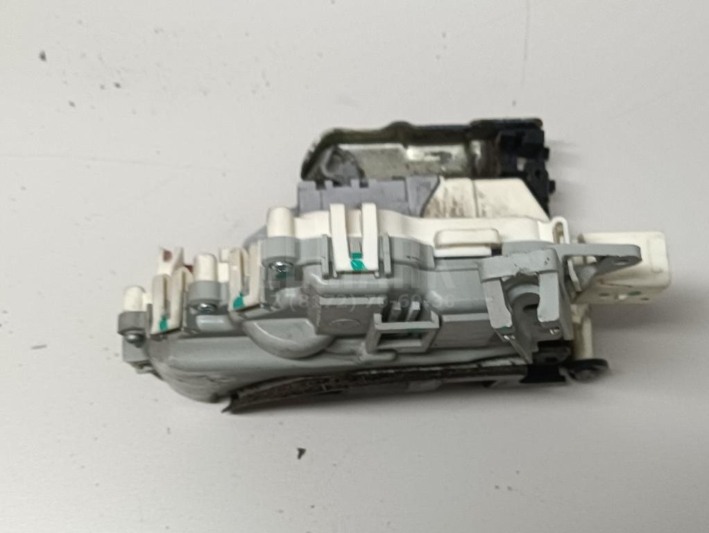 Замок двери передней левой