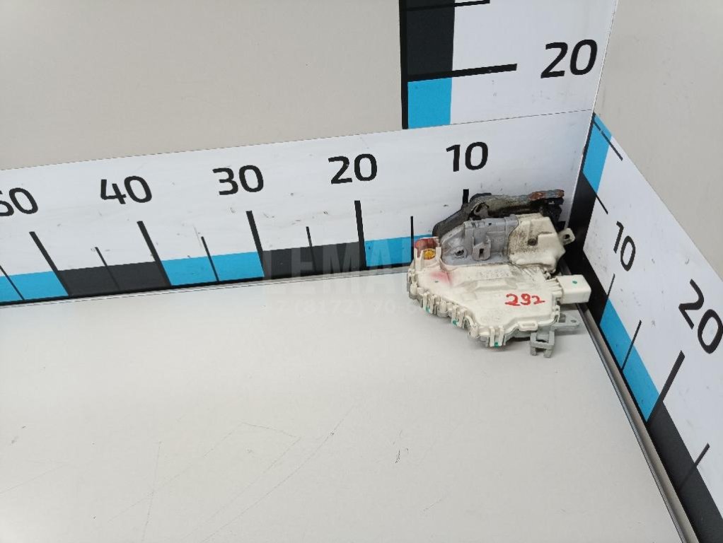 Замок двери передней левой