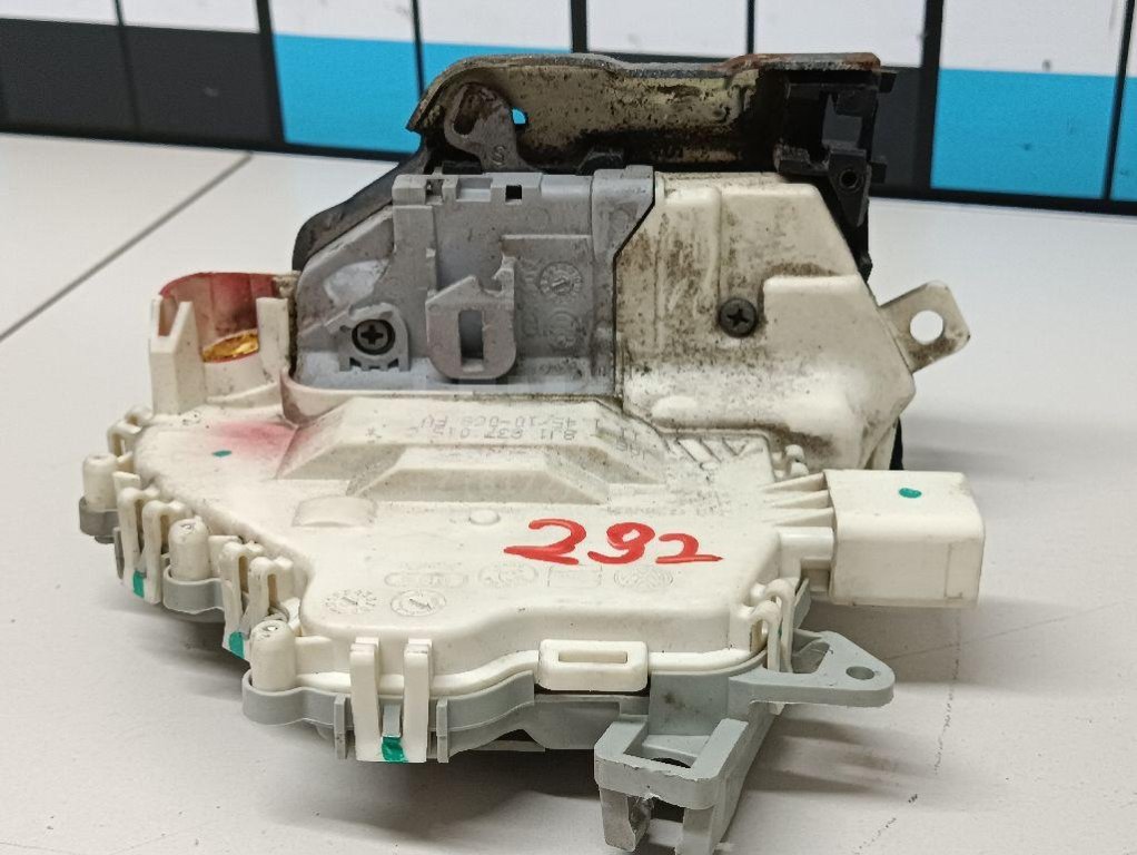 Замок двери передней левой