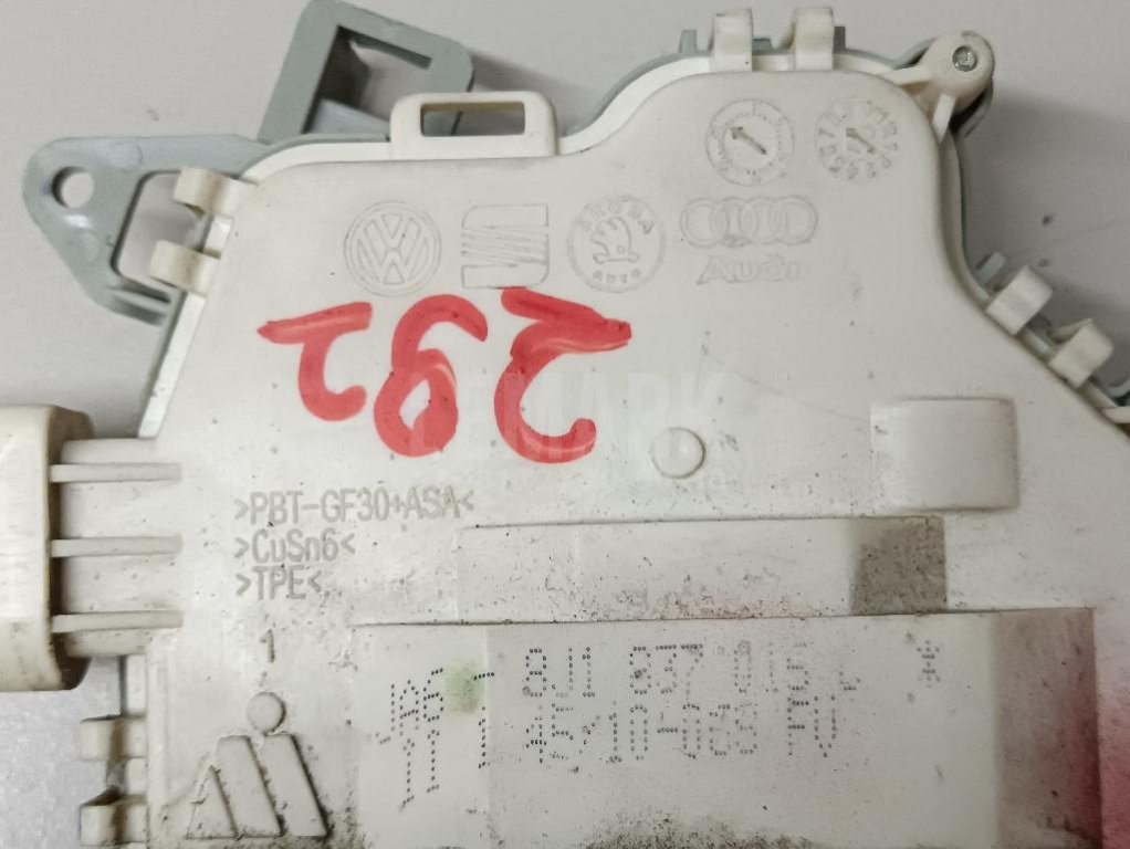 Замок двери передней левой