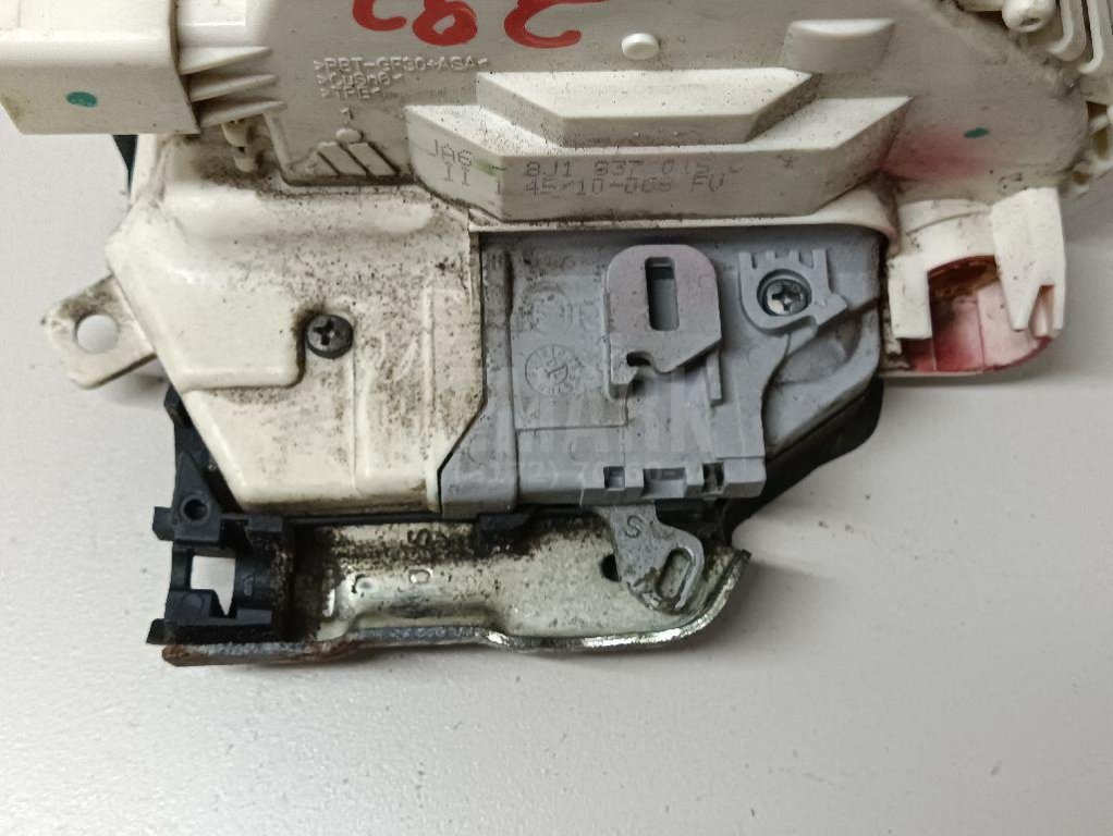 Замок двери передней левой