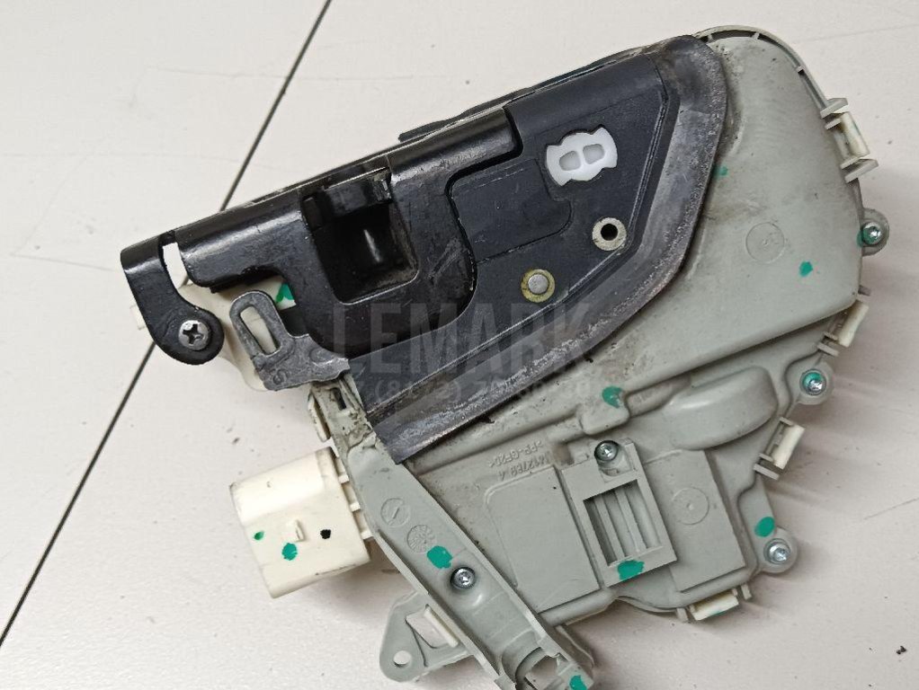 Замок двери передней левой