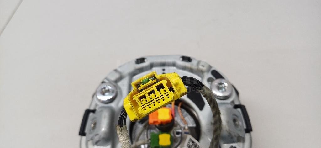 Подушка безопасности в рулевое колесо