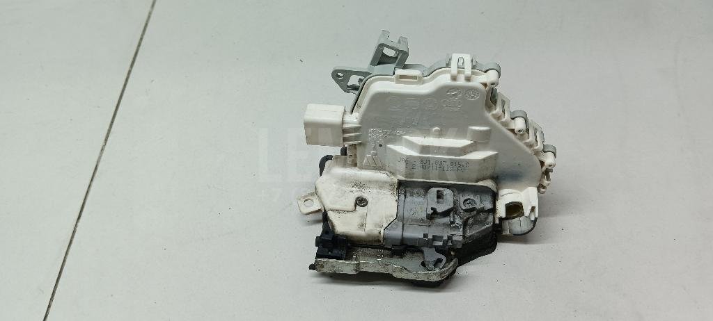 Замок двери передней левой