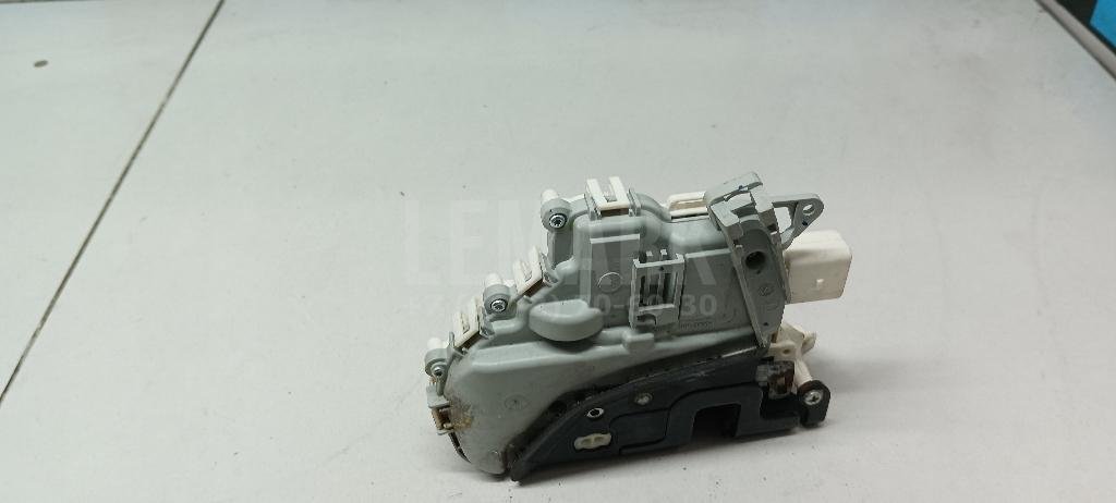 Замок двери передней левой