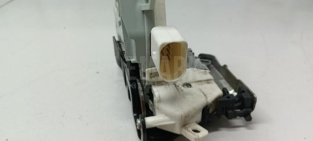 Замок двери передней левой