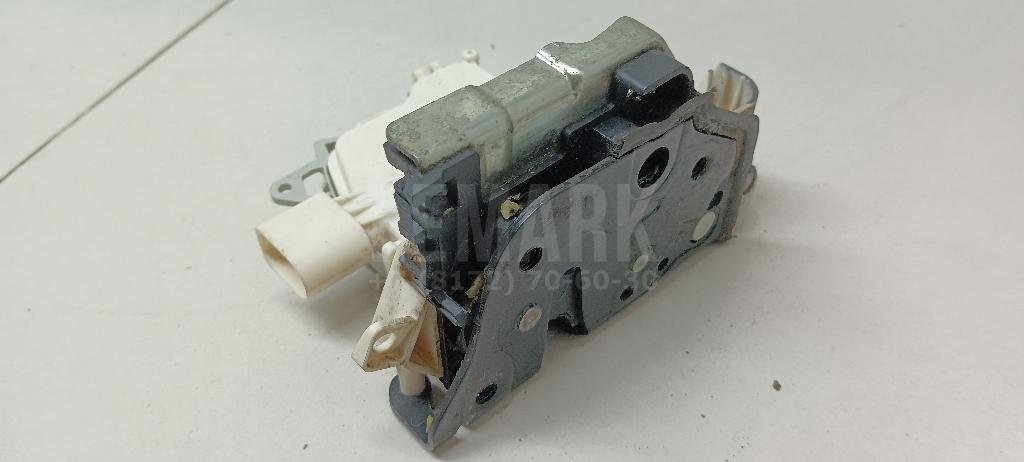 Замок двери передней левой