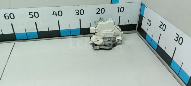 Замок двери передней левой