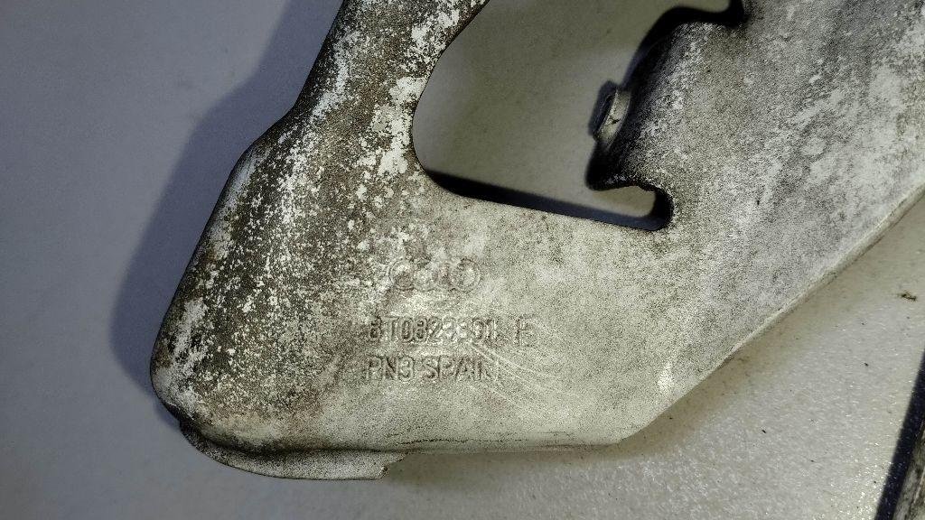 Петля капота левая