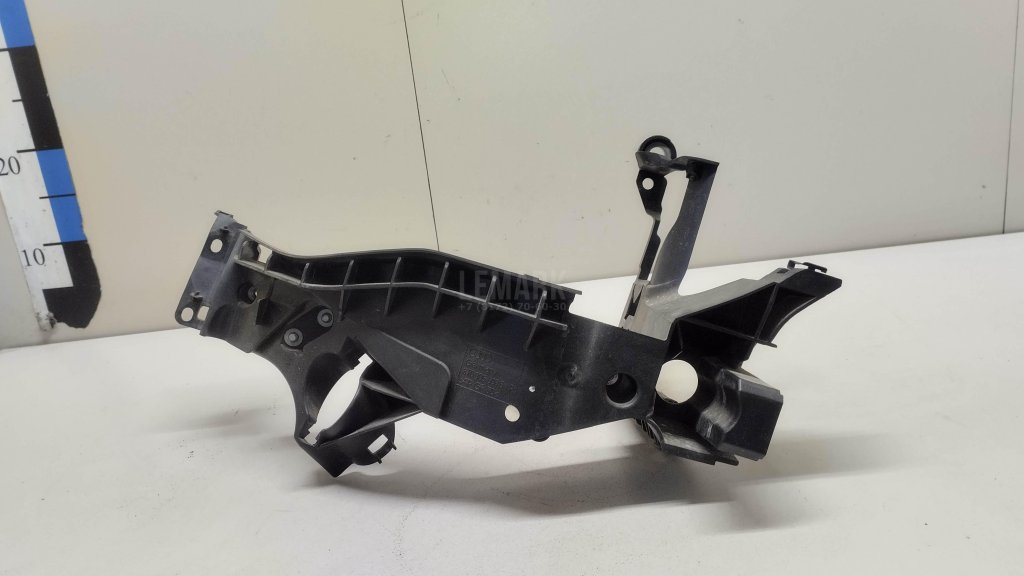 Кронштейн фар правый