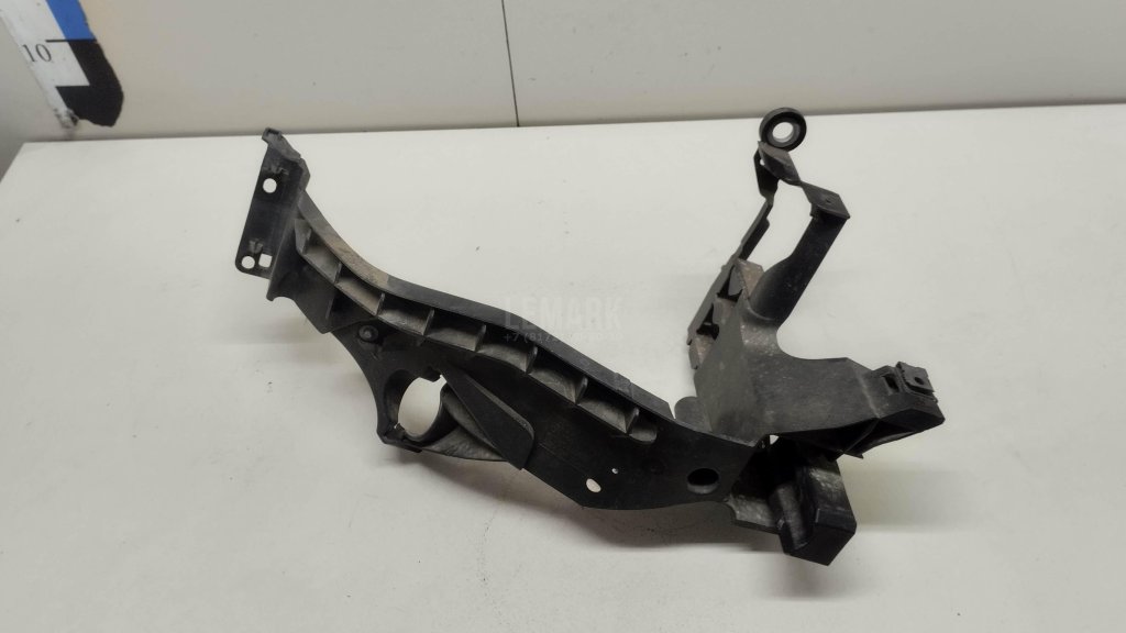 Кронштейн фар правый