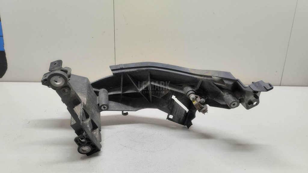 Кронштейн фар правый