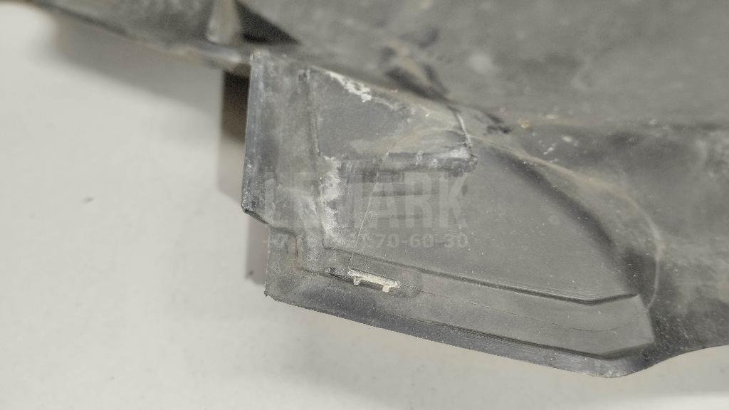 Кожух замка капота