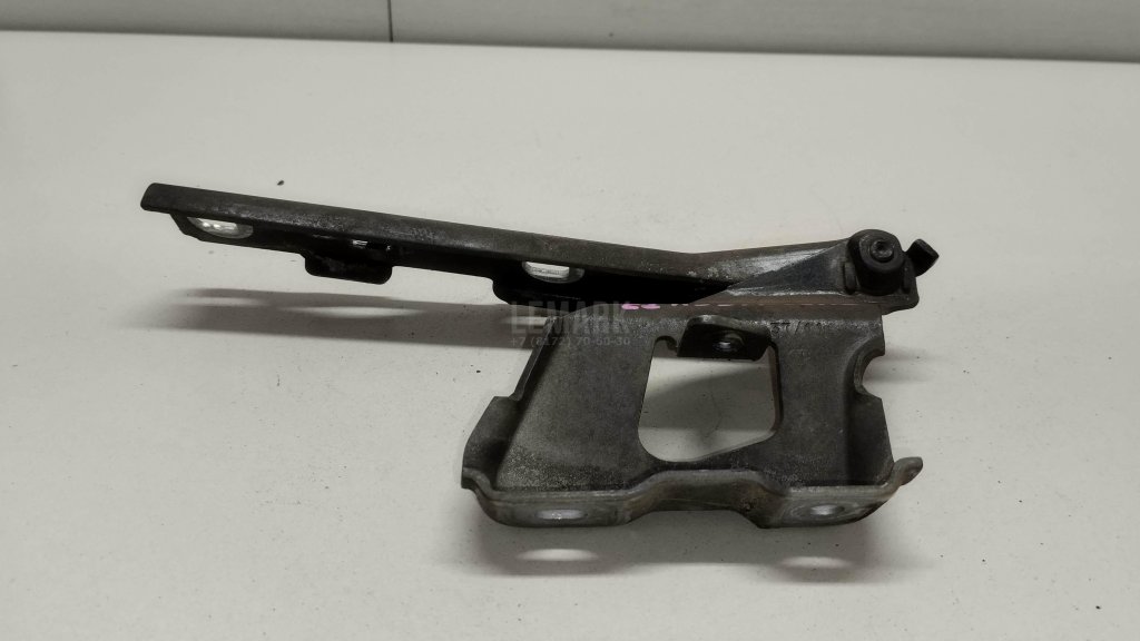 Петля капота левая