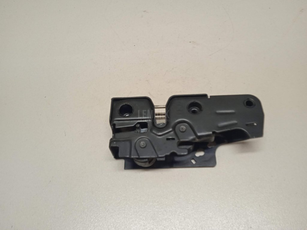 Замок капота