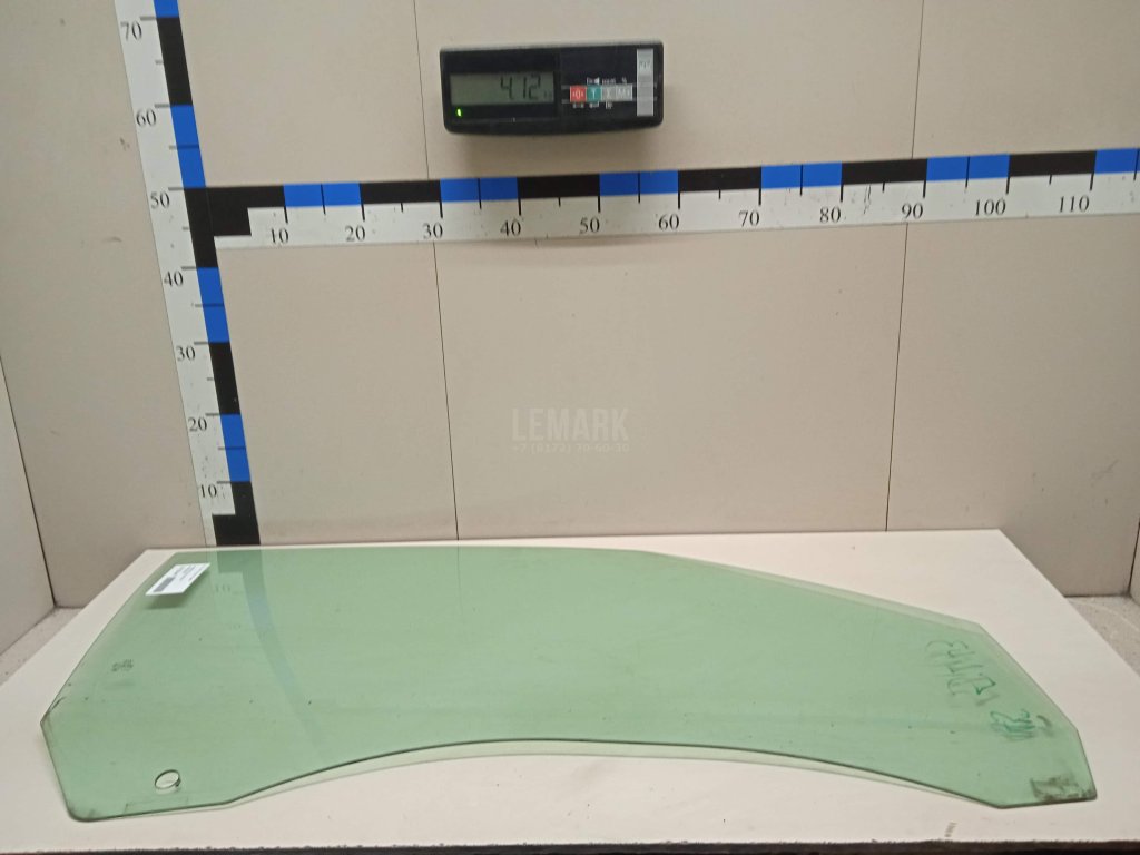 Стекло двери передней правой