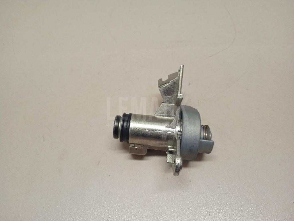 Вставка замка багажника