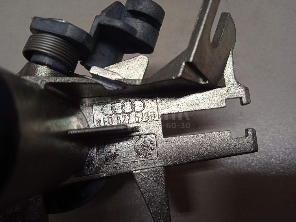 Вставка замка багажника